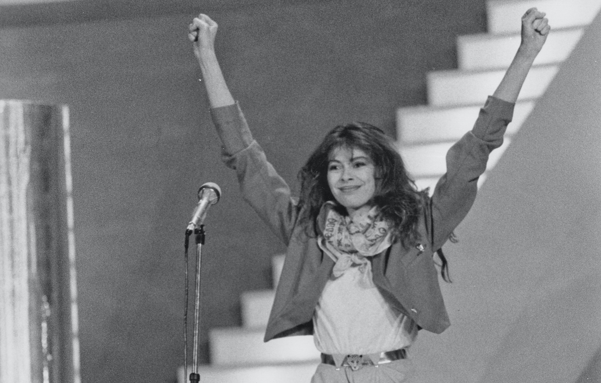 Alice exulting on the stage of the 31st Sanremo Music Festival